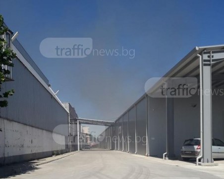 Горящи гуми и кабели на метри от склад вдигнаха пожарната в Пловдив на крак СНИМКИ