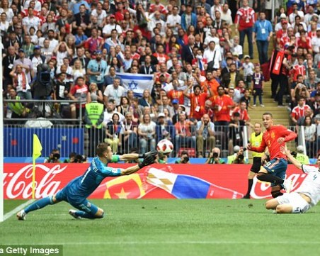 Москва не вярва на сълзи! Русия изхвърли Испания след драма с дузпи ВИДЕО