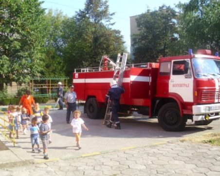 Полицаи и пожарникари свалят пиян поляк от покрива на 6-етажен хотел в Приморско