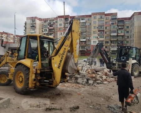 Продължава бутането в Столипиново, багери изравняват със земята 50 обекта