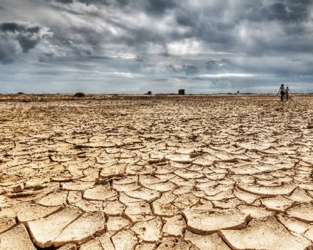 Шегаджия изрисува върху пресъхнало езеро член, който може да бъде видян от Космоса
