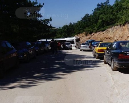 Закъсал автобус блокира десетки автомобили край Пловдив СНИМКИ