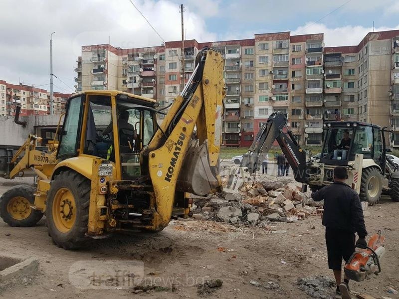 Продължава бутането в Столипиново, багери изравняват със земята 50 обекта