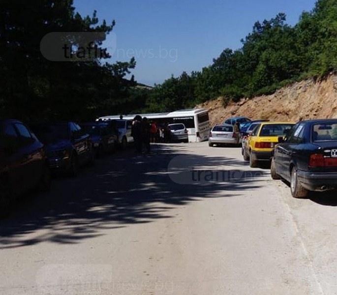 Закъсал автобус блокира десетки автомобили край Пловдив СНИМКИ