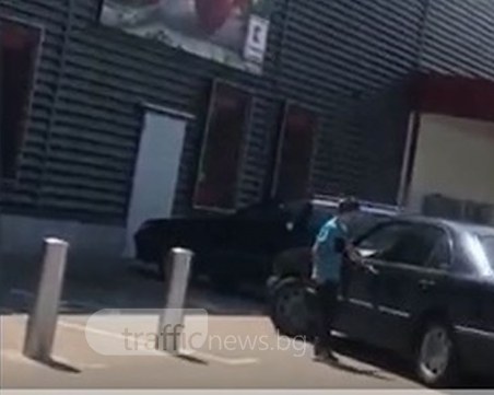 10-годишно дете разкарва баба си и дядо си с... автомобил ВИДЕО