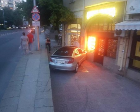 Автомобил се приземи в магазин до Чифте баня! СНИМКА