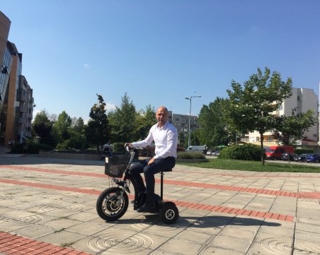 Кметът на Тракия инспектира района с електрическа триколка