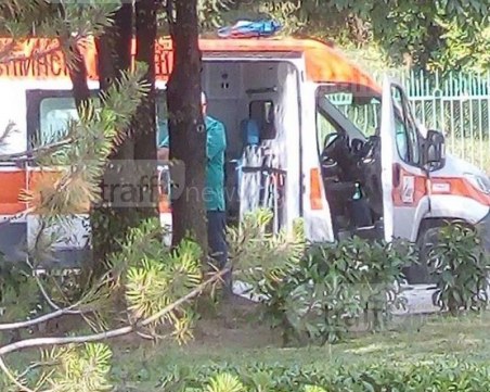 Кола помете възрастна жена в Карлово, линейка е на място СНИМКИ