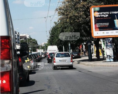 Огромна тапа запуши главен булевард в Пловдив! СНИМКИ
