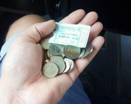 Пътник плати с 20 лева билетче, бясна кондукторка му върна 17 лева на монети