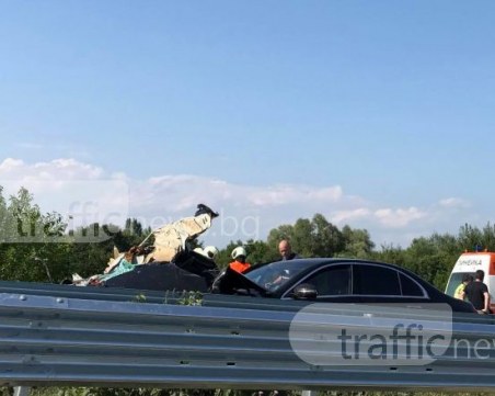 Половината от фолксвагена с двамата загинали липсва! Тапата е километрична! СНИМКИ+ВИДЕО