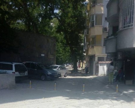 Спират шофьорите с антипаркинг колчета на площад в Кършияка