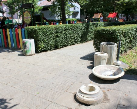 Вандали изтръгнаха чешмичката на площад 