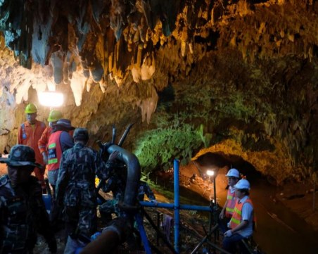 Все още няма и следа от 12-те младежи футболисти, изчезнали в пещера