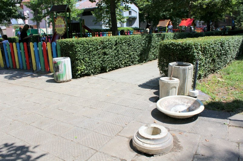 Вандали изтръгнаха чешмичката на площад
