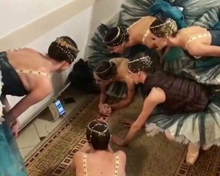 Балерините от Болшой театър и известен диджей полудяха по световното СНИМКИ