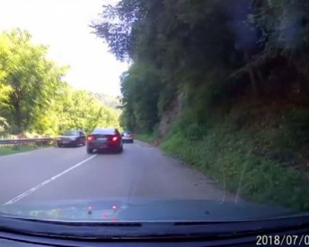 Безумно шофиране: Водач застрашава живота на десетки на пътя СНИМКИ