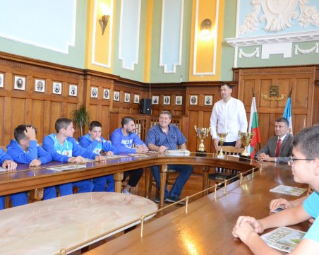 Децата на Академик Бултекс 99 показаха трите купи, златен медал и за кмета СНИМКИ