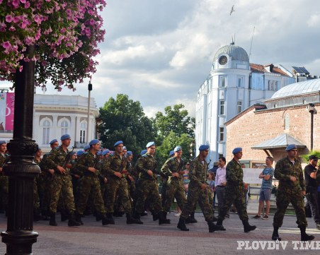 Каракачанов идва днес за военния парад в Пловдив