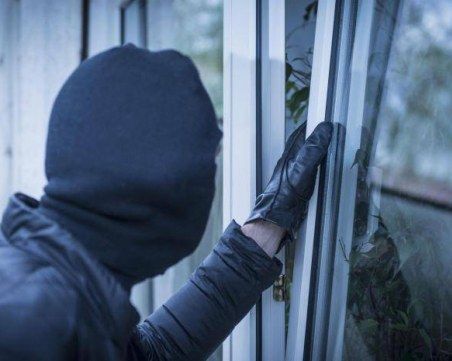Кражба за 8 бона в Стамболийски! Апаши бутнаха стена на павилион