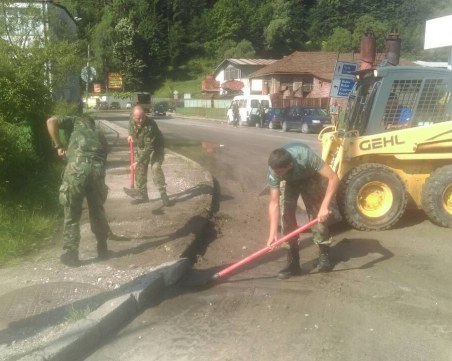 Сухопътните войски оказват помощ на населението в Смолян