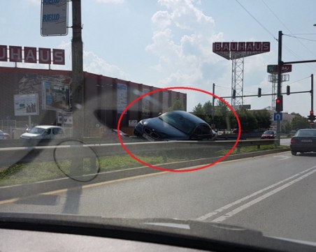 Зрелищна катастрофа! БМВ “кацна“ между мантинелите на булевард СНИМКА и ВИДЕО