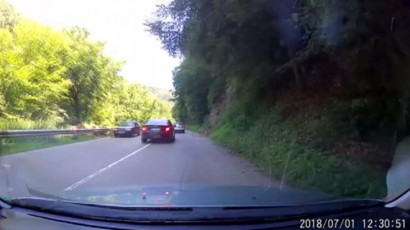 Безумно шофиране: Водач застрашава живота на десетки на пътя СНИМКИ