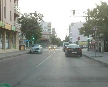 Катастрофа в Кючука! Кола излетя на тротоара