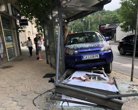 Кола се натресе и разби автобусна спирка в София СНИМКИ