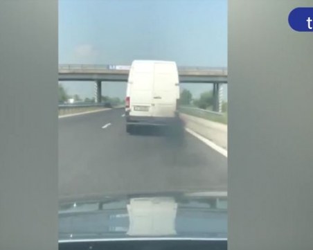 Микробус едва не изтрови с газовете си шофьорите на АМ 