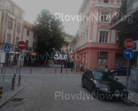 Нов пътен знак в Пловдив: Излизането забранено! СНИМКИ