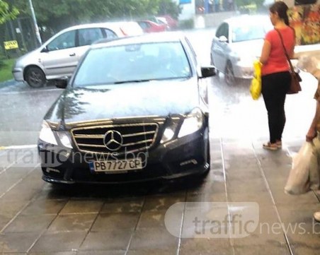 Пловдивски мерцедес се скри от дъжда под... навес на магазин! И правилно! СНИМКИ