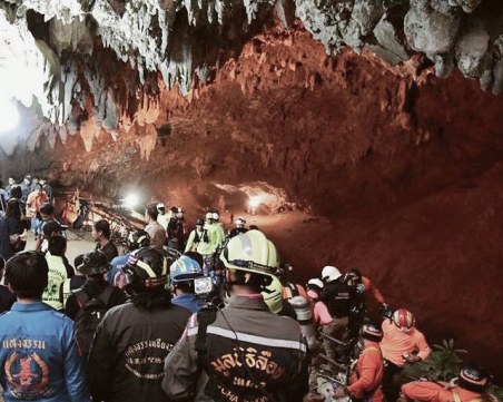 Спасителите в Тайланд няма да рискуват при спасяването на младежите, блокирани в пещера СНИМКИ