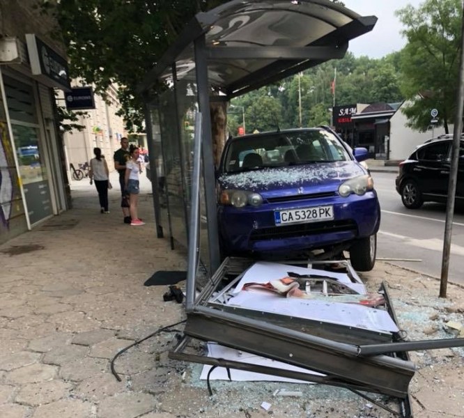 Кола се натресе и разби автобусна спирка в София СНИМКИ