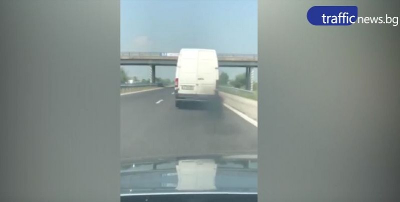 Микробус едва не изтрови с газовете си шофьорите на АМ