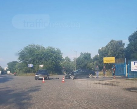 Две коли се помляха край автосервиз 