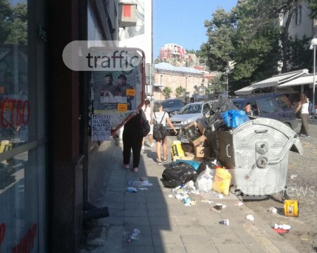 На метри от Джумаята: боклукчийска блокада и ретро телефон за преграда СНИМКИ