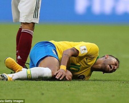 Неймар се търкалял по тревата цели 14 минути на световното