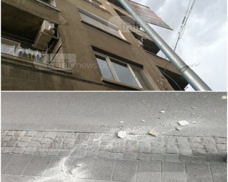 Градските власти погнаха собствениците на рушащата се сграда в центъра на Пловдив СНИМКИ