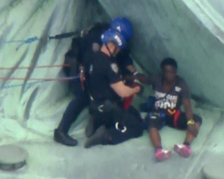 Жена се покатери на Статуята на Свободата, евакуираха остров Либърти СНИМКИ и ВИДЕО