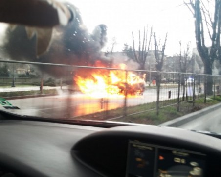 Автомобил с работници се запали в движение, за щастие е бил без газова уредба