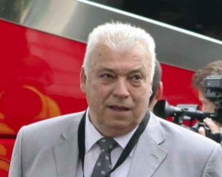 Благородно! Христо Бонев дари 100 кашона с лакомства за пациентите на УМБАЛ 