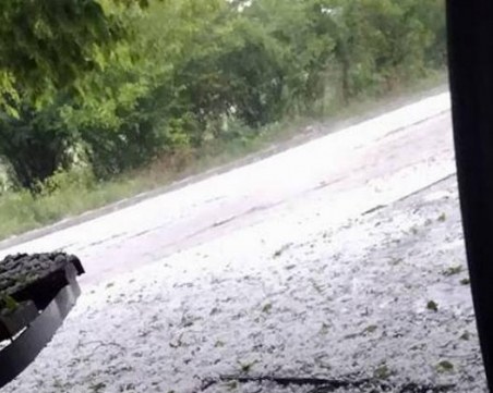 Буря удари Кюстендил, улиците са под вода