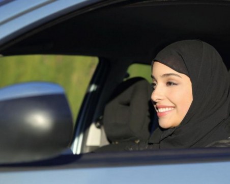 Консервативни мъже запалиха колата на саудитска шофьорка