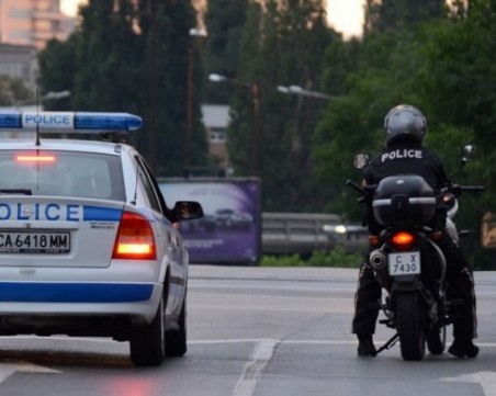 Моторист блъсна пешеходка и избяга, полиция го преследва