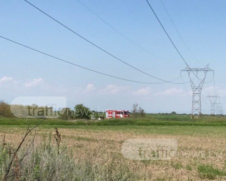 Пловдивски пожарникари са извадили пилота от падналия самолет, в болница е СНИМКИ