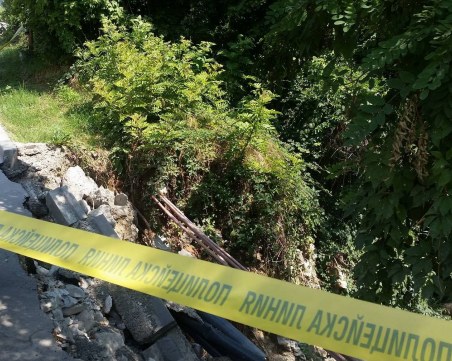 Пропадна част от родопски път край Асеновград, има опасност от падащи камъни