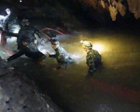 Спасител на блокираните футболисти в пещерата е загинал ВИДЕО