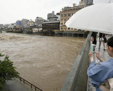 В Япония е страшно! Има загинали след потопа, евакуират половин милион души ВИДЕО