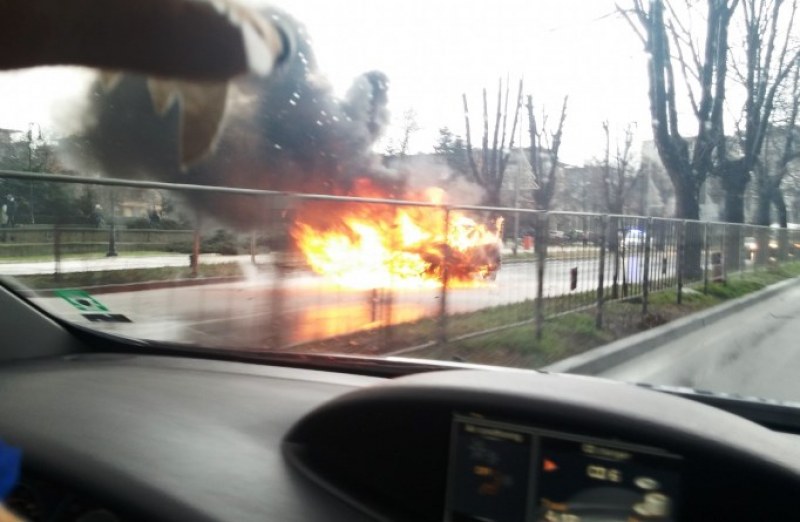 Автомобил с работници се запали в движение, за щастие е бил без газова уредба